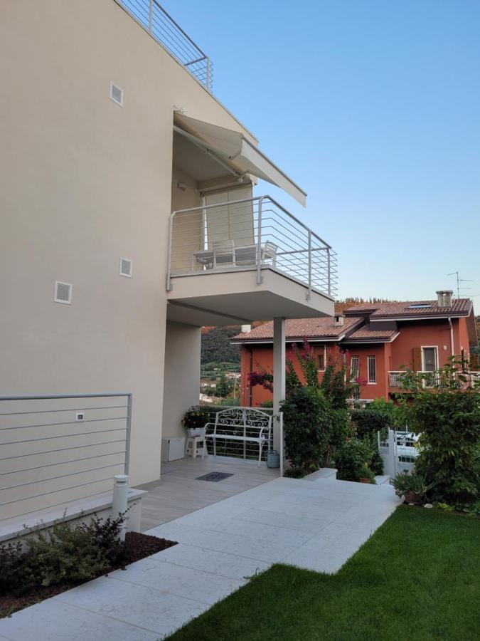 Garda View - Nuovo Appartamento Con Solarium Vista Lago Kültér fotó