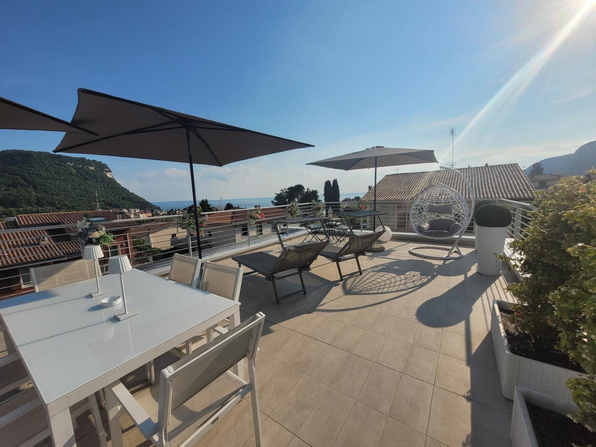 Garda View - Nuovo Appartamento Con Solarium Vista Lago Kültér fotó